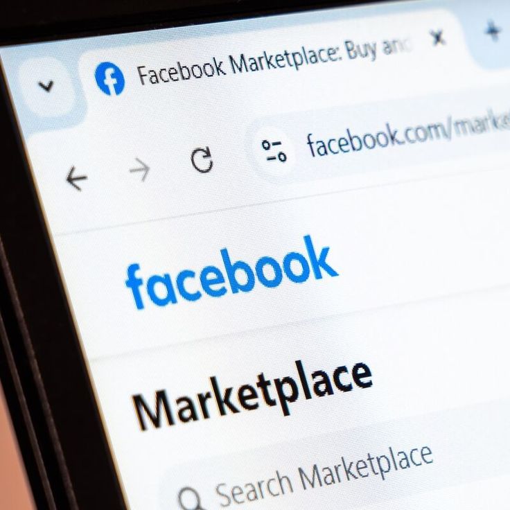 Facebook Marketplace affiché sur écran illustrant l’achat de téléphone usagé et les précautions à prendre avant d’acheter.